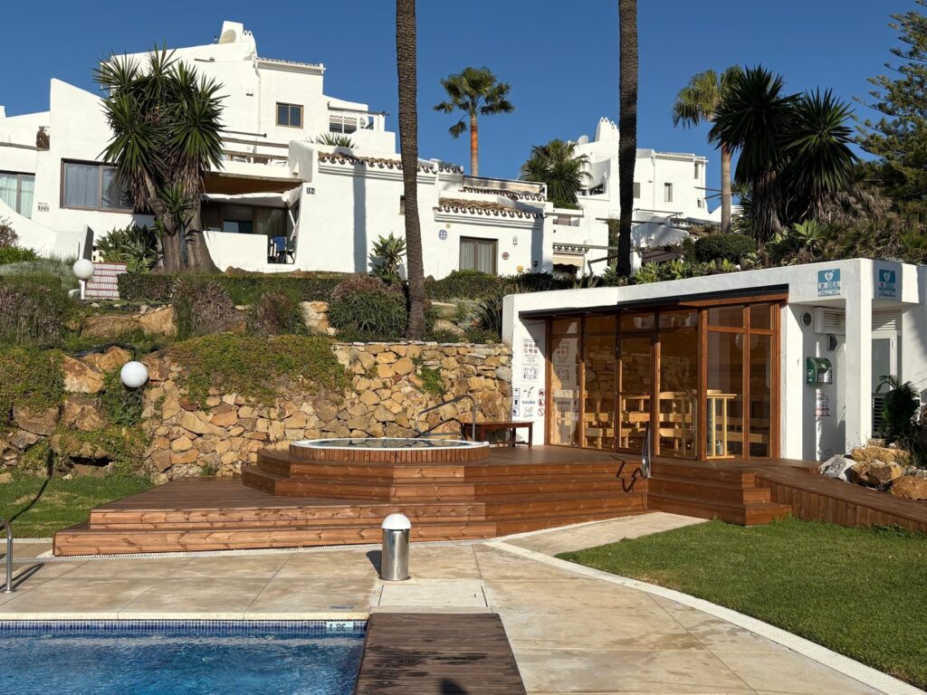 Sauna y jacuzzi de la Zona Wellness de Costa Natura 